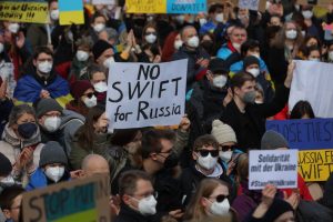 União Europeia pedirá retirada de mais sete bancos russos da rede financeira Swift