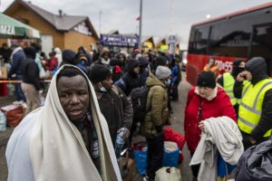 Cidadãos africanos são alvo de racismo ao tentar fugir da guerra na Ucrânia