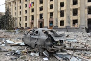 Rússia bombardeia centro de Kharkiv e grande comboio ameaça Kiev