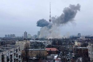 Ataque russo atinge torre de televisão de Kiev, transmissão é interrompida
