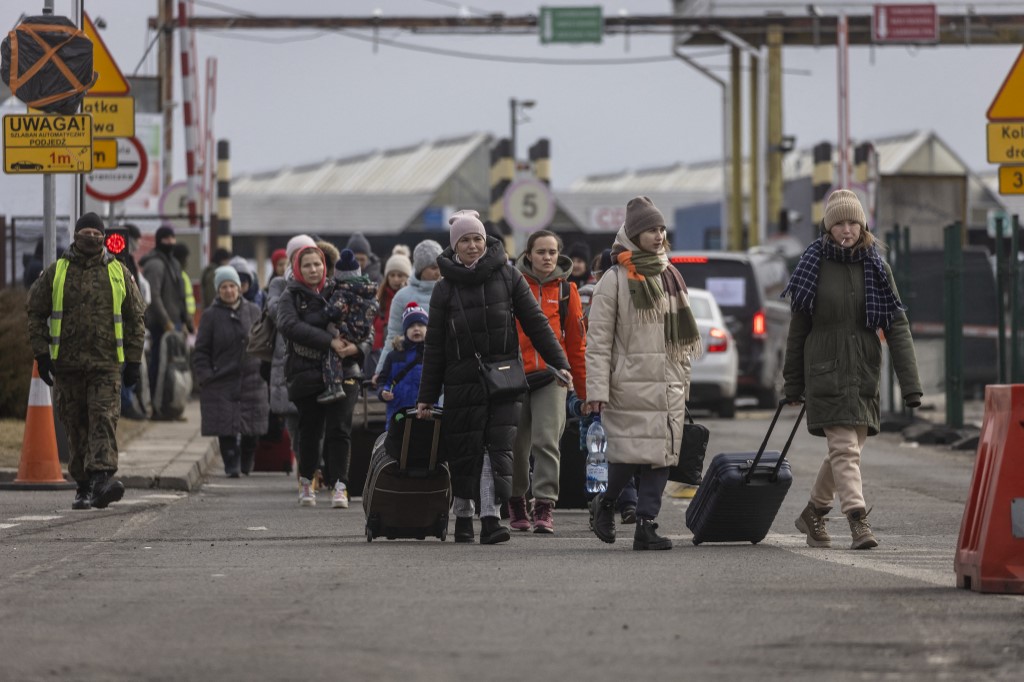 Refugiados da Ucrânia atravessam fronteira com a Polônia. País já recebeu 500 mil fugidos da invasão russa.

Foto: Wojtek RADWANSKI / AFP 