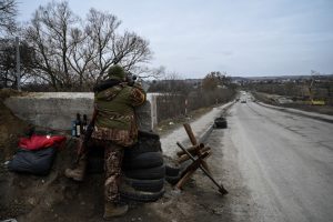 Forças russas cercam Kiev e bloqueiam Mariupol