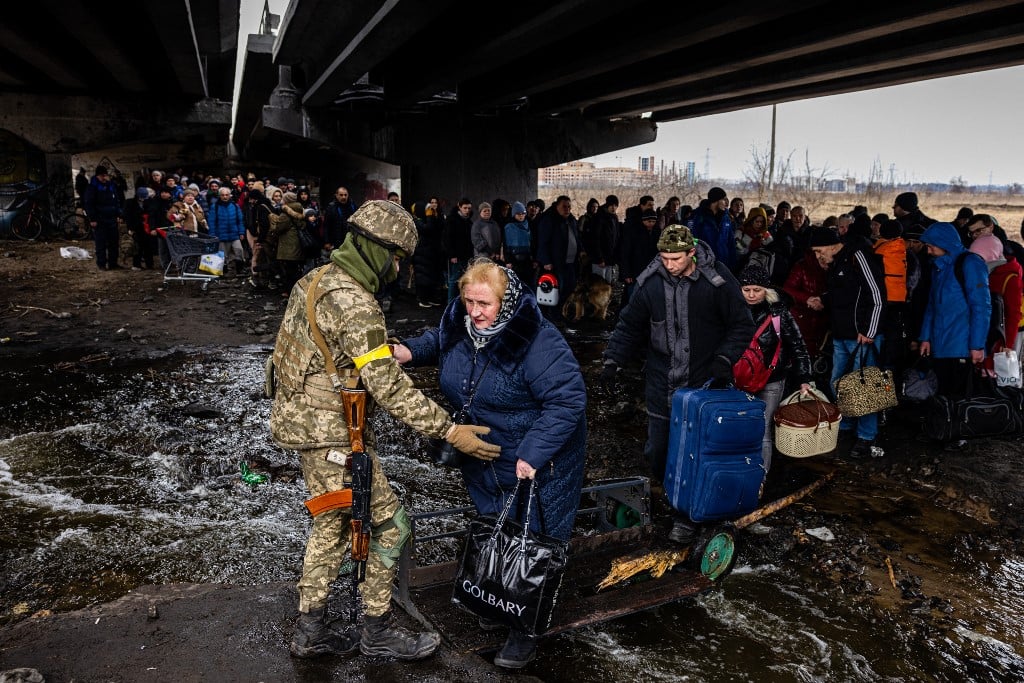 Soldado ucranianos orientam evacuação de um ponto em Kiev. Foto: Dimitar DILKOFF / AFP 