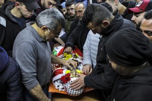 Forças israelenses matam dois jovens palestinos na Cisjordânia