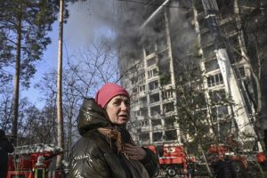 Toque de recolher de 36 horas é declarado em Kiev após mais uma noite de bombardeios