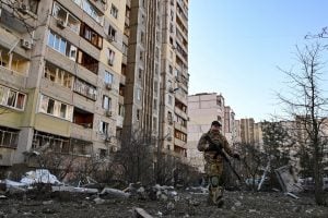 Rússia bombardeia outra fábrica de armas perto de Kiev