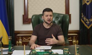 Ucrânia acusa Rússia de bombardear escola em Mariupol, e Zelensky quer falar com Putin