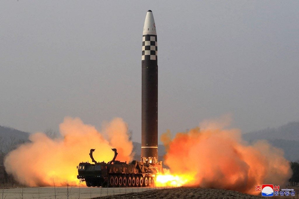 Coreia do Norte dispara 23 mísseis, um deles perto da Coreia do Sul
