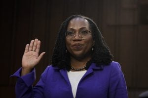 Senado confirma Ketanji Brown Jackson como a primeira juíza negra da Suprema Corte dos EUA