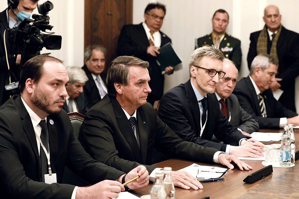 Carlos Bolsonaro foi entender como funciona a máquina de desinformação de Putin, diz especialista