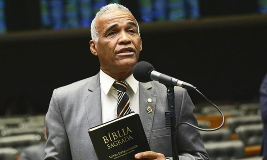 Projeto do Pastor Isidório para restringir o uso da palavra ‘Bíblia’ fere o estado laico