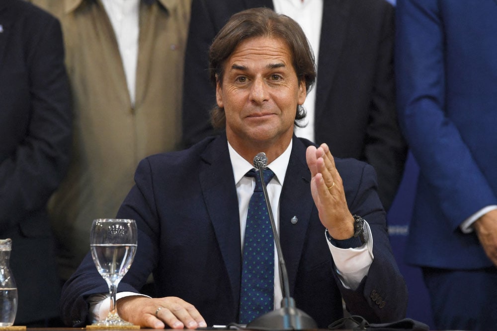 Uruguai: Parlamento aprova lei dos meios de comunicação e presidente veta artigo polêmico