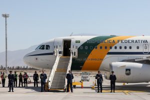 Ministros da Defesa levam parentes e filho de Bolsonaro em voos da FAB