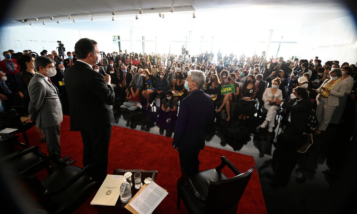 Caetano Veloso diante do presidente do Senado, Rodrigo Pacheco (PSD-MG), no Ato pela Terra. Foto: Marcos Oliveira/Agência Senado 
