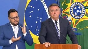 Bolsonaro reclama que Petrobras não esperou para anunciar reajuste da gasolina
