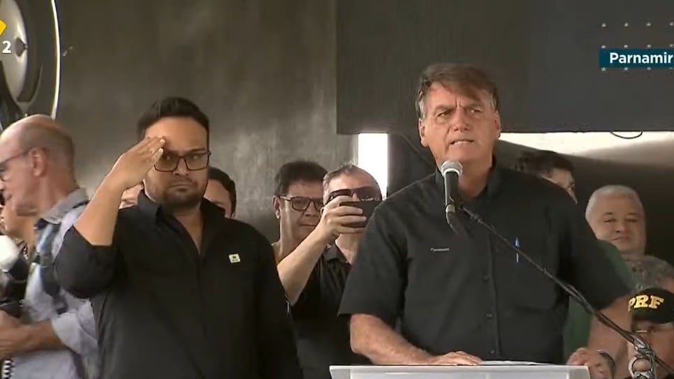 Bolsonaro diz ser o presidente mais democrata da história e volta a falar em eleições com contagem de votos