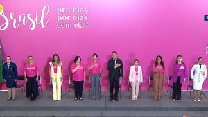 No Dia da Mulher, Damares e Michelle dizem que Bolsonaro faz ‘o governo mais cor de rosa do mundo’