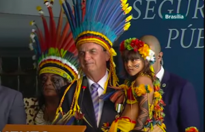 Queremos que vocês se sintam como nós, diz Bolsonaro ao receber medalha indigenista