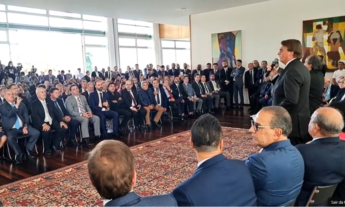 ‘Eu não vejo a hora de entregar o bastão da Presidência’, diz Bolsonaro