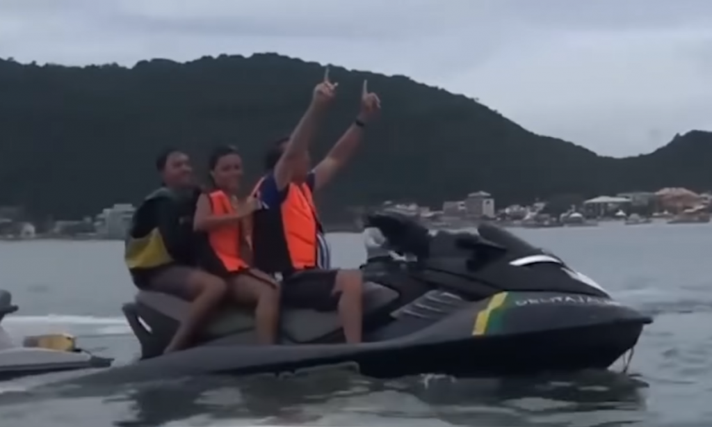 Bolsonaro defende isenção para importar jet-skis e diz que cortará impostos sobre games