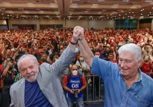 ‘Minha vingança será fazer o Brasil voltar a ser grande’, diz Lula, de volta a Curitiba após a prisão