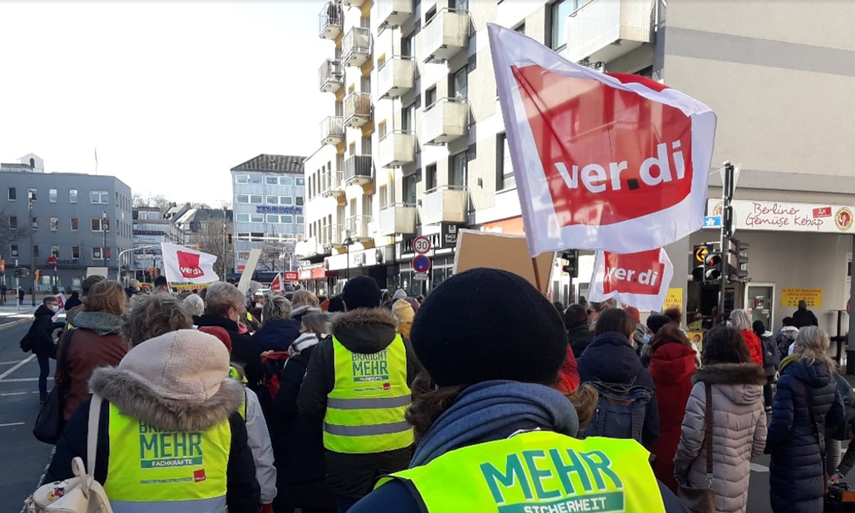 Na foto, nossa caminhada nas ruas de Mainz a convite do sindicato ver.di. No colete amarelo está escrito: 'Mais segurança necessita de mais profissionais' 