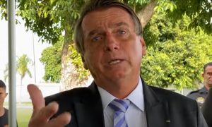 Bolsonaro diz, no Rio, que fé o elegeu e o mantém no governo