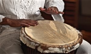 Documentário aborda as relações do tambor com a religião e a música