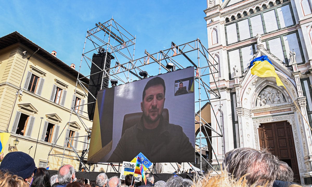 Volodymyr Zelensky, presidente da Ucrânia, fala em um telão gigante instalado em Florença, na Itália. Foto: Carlo BRESSAN / AFP 