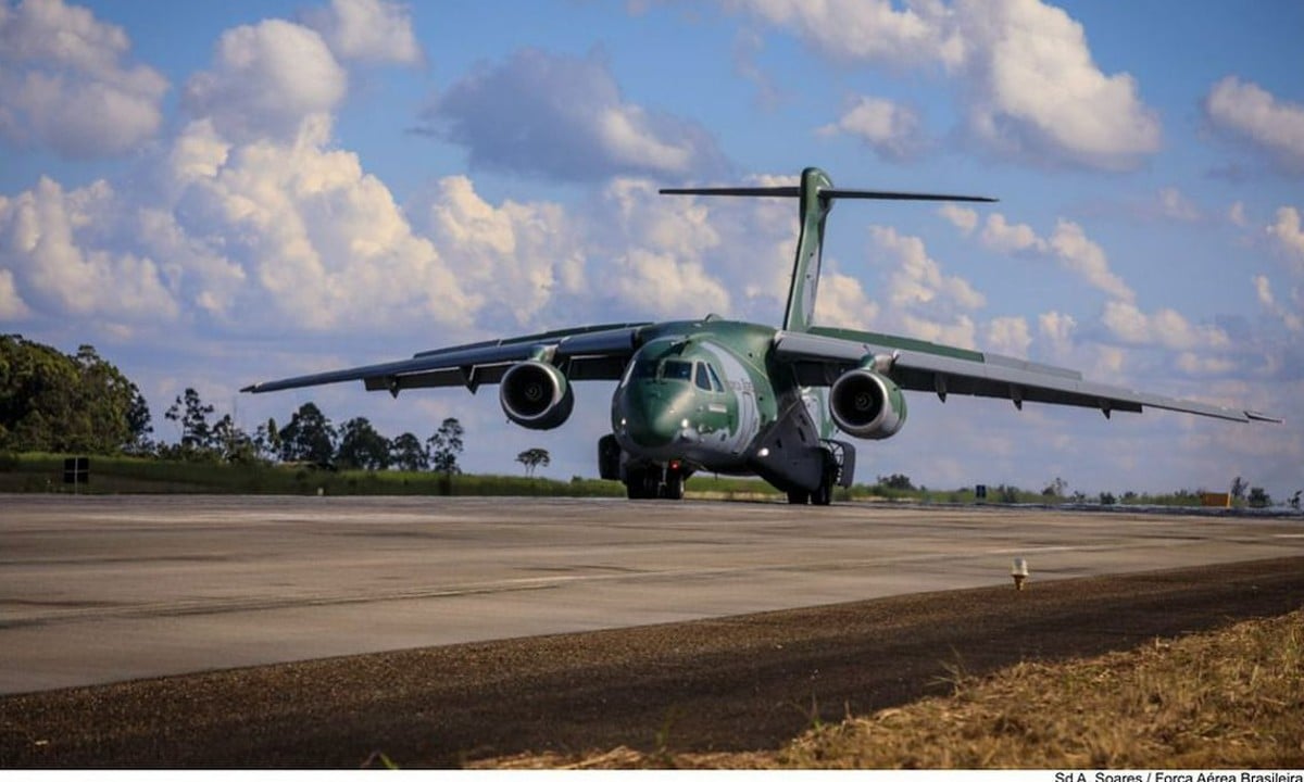 Avião da FAB que resgatará brasileiros decola hoje para a Polônia