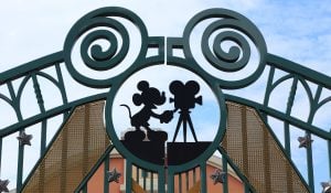 Funcionários da Disney denunciam censura a cenas de afeto entre personagens LGBT+