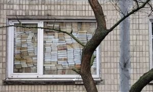 Em Kiev, moradores usam livros como barricada para se proteger