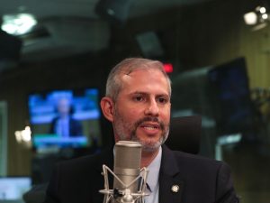 Senador pede que ministro interino da Educação explique áudios de Milton Ribeiro