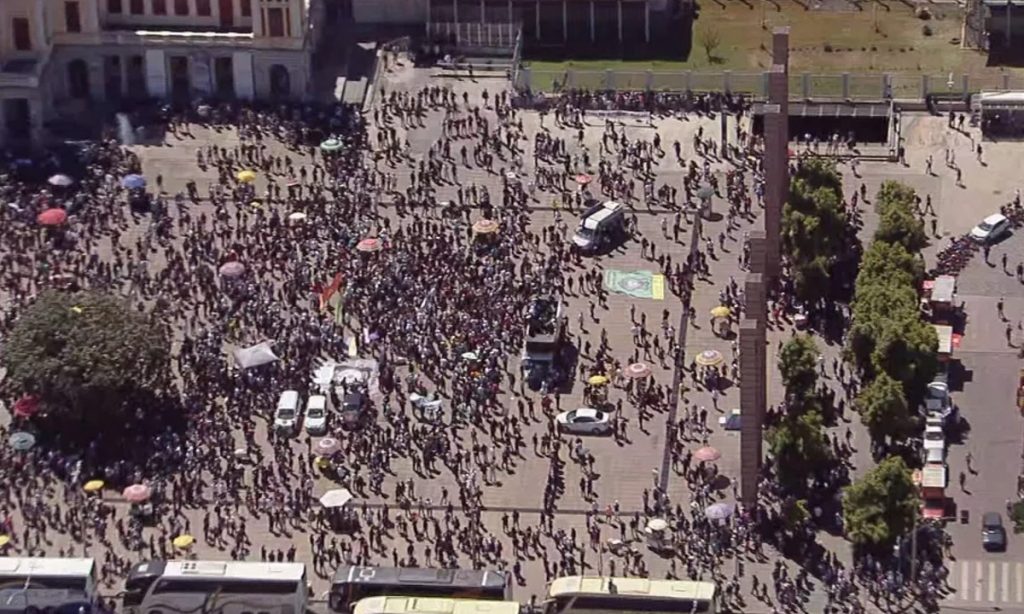 Servidores da segurança de Minas Gerais usam bombas em protesto por salários