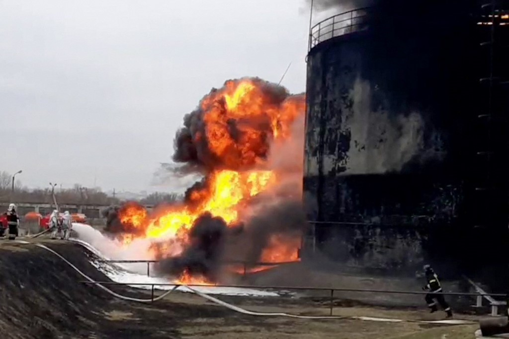 Ucrânia bombardeia depósito de gasolina na Rússia, afirma governo local