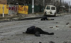 Ucrânia denuncia 'massacre deliberado' de civis; Rússia bombardeia Odessa