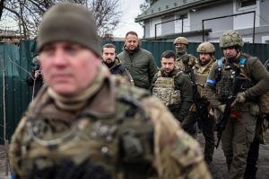 Civis fogem do leste da Ucrânia, que se prepara para ‘grandes batalhas’