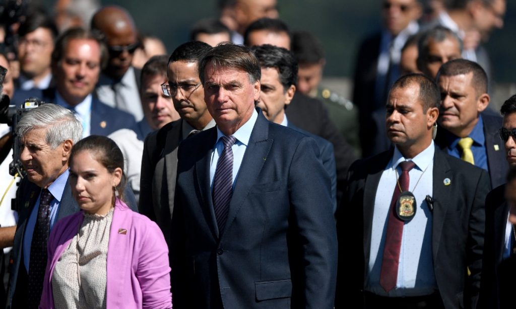 Sob Bolsonaro, rachadinhas e rachadonas frequentam todos os ambientes do Estado