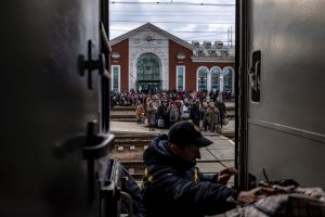 Sob ameaça de repetição de bombardeio a Kramatorsk, civis se apressam para deixar leste da Ucrânia