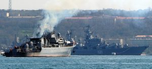 Navio de guerra russo 'seriamente danificado' após explosão de munição