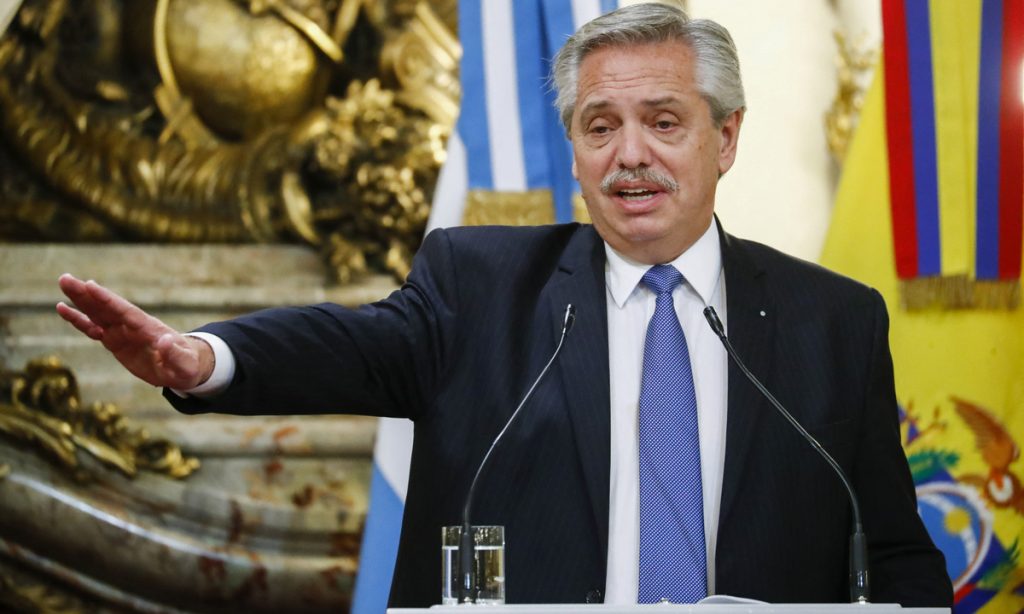 Acusado de agressão, Alberto Fernández alega que olho roxo de ex-mulher era tratamento estético