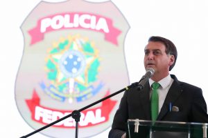 Bolsonaro tenta reverter crise com PF por pressão salarial