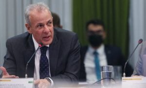 Ministro Albuquerque diz que presidente da Petrobras ainda não foi escolhido e descarta adiamento de assembleia