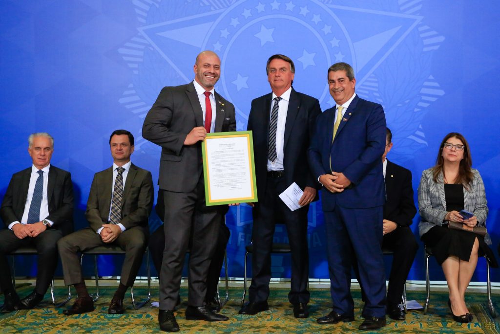 ‘Coach’ de Silveira na crise, Bolsonaro quer levar embate com STF para a campanha eleitoral