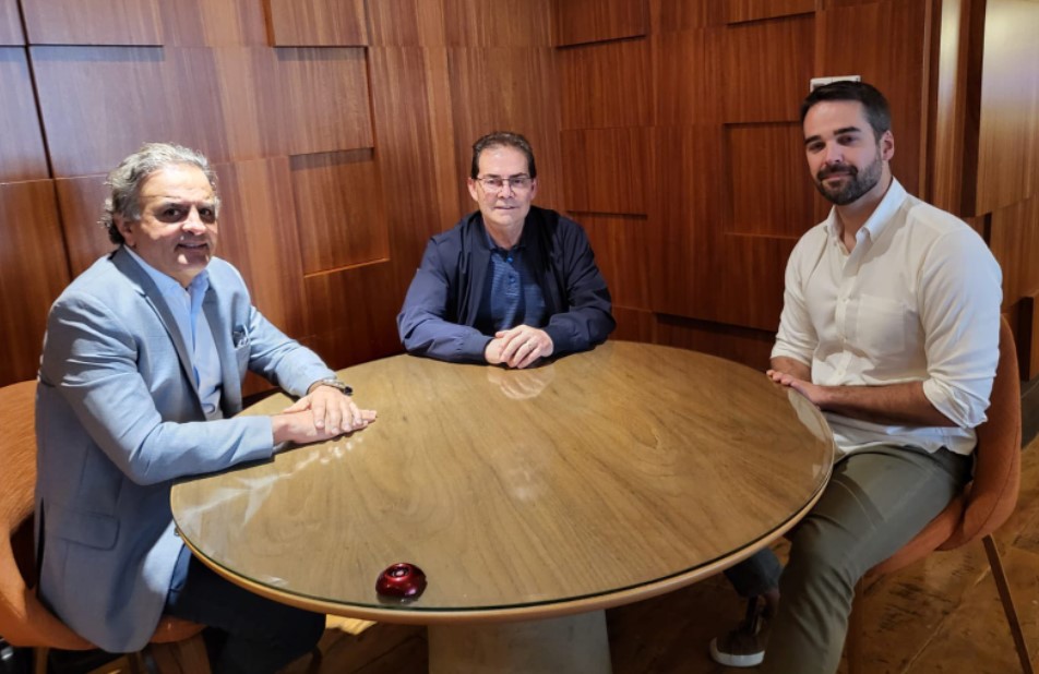 Eduardo Leite oculta Aécio Neves de reunião e é criticado no Twitter