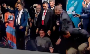 Vídeo: Bolsonaro sofre queda após discurso em evento com vereadores
