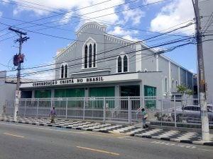 A igreja que proíbe mulheres de tocarem em seus cultos 