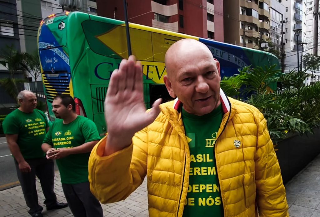 Nas redes, Luciano Hang ataca fotógrafo após publicação que mostrava seu ônibus estacionado em local irregular