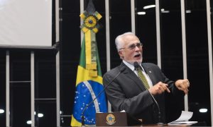 José Genoíno é submetido a cirurgia para retirada de tumor e está internado em SP
