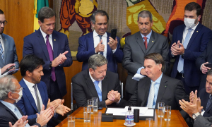 Governo Bolsonaro se esforça para negar acesso à internet a quem precisa